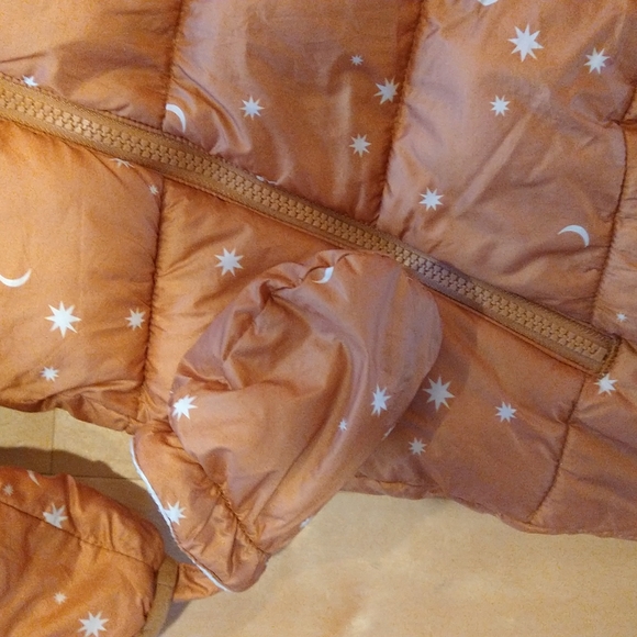 12-18m Moon and Star caramel color little earthlings one piece puffer jacket - Picture 3 of 8